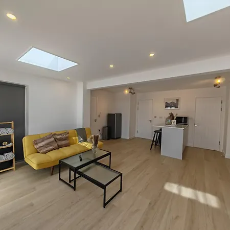 Gated 4 Guests House Free Parking 펜션