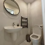 Gated 4 Guests House Free Parking Holiday home *