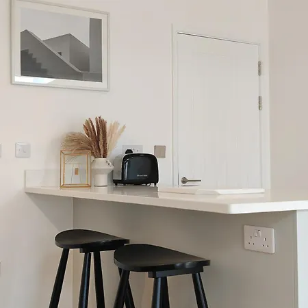 Gated 4 Guests House Free Parking *