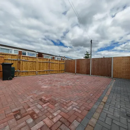 Gated 4 Guests House Free Parking