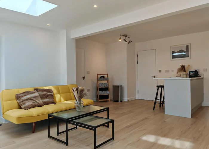 Gated 4 Guests House Free Parking *