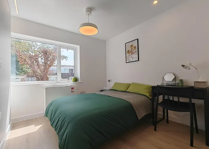 Dom wakacyjny Gated 4 Guests House Free Parking