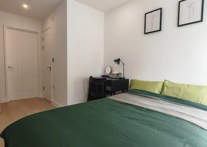 Gated 4 Guests House Free Parking بريستول