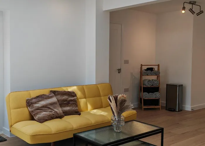 Gated 4 Guests House Free Parking *