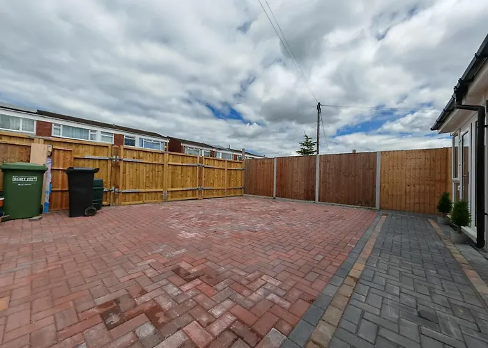 Gated 4 Guests House Free Parking