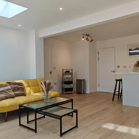 Gated 4 Guests House Free Parking *