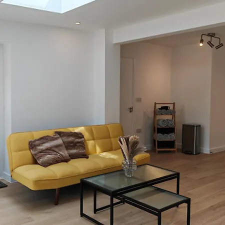 Gated 4 Guests House Free Parking *