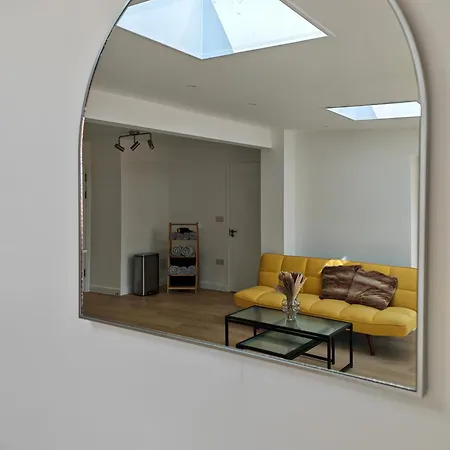 Gated 4 Guests House Free Parking