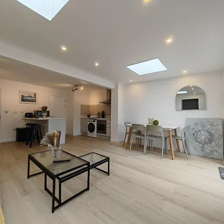 Gated 4 Guests House Free Parking *