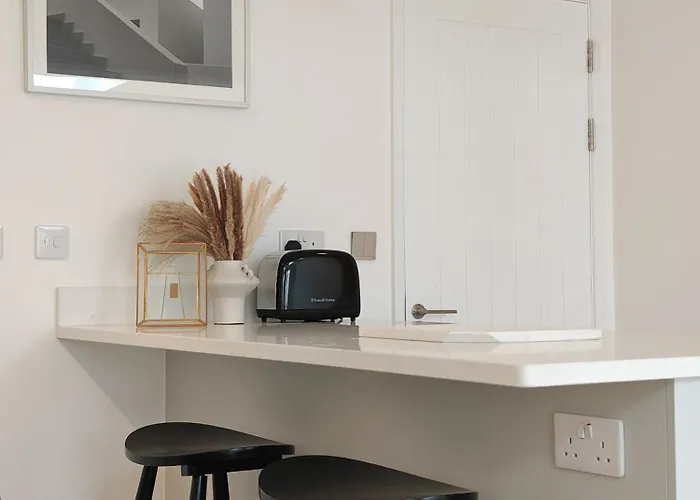 Gated 4 Guests House Free Parking *