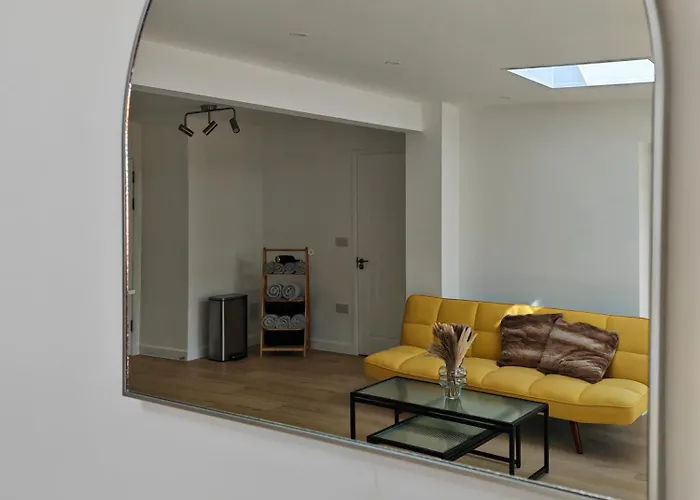 Gated 4 Guests House Free Parking