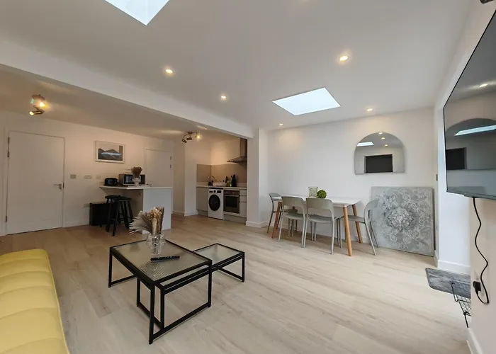 Gated 4 Guests House Free Parking *